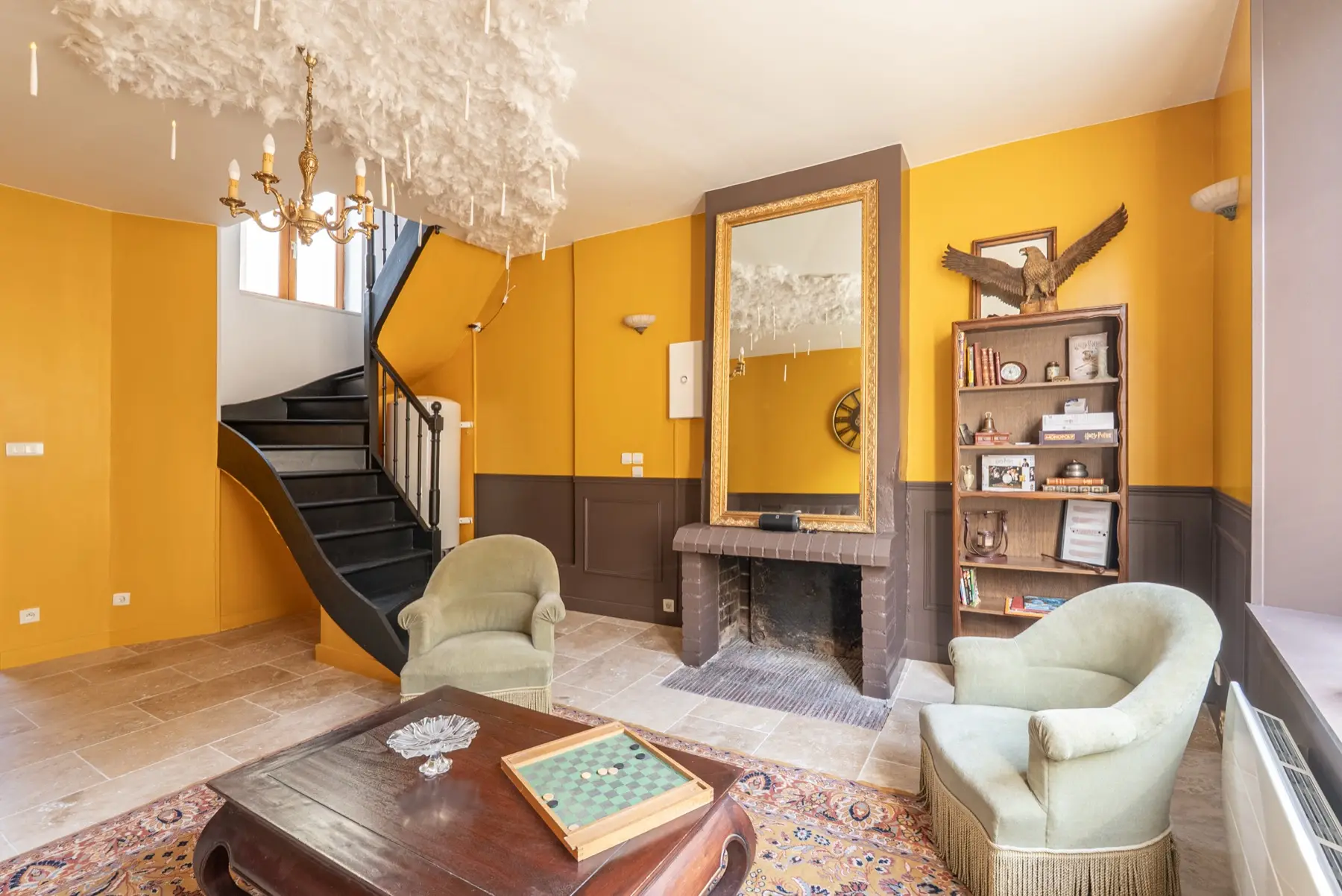 Le salon aux bougies flottantes et son escalier